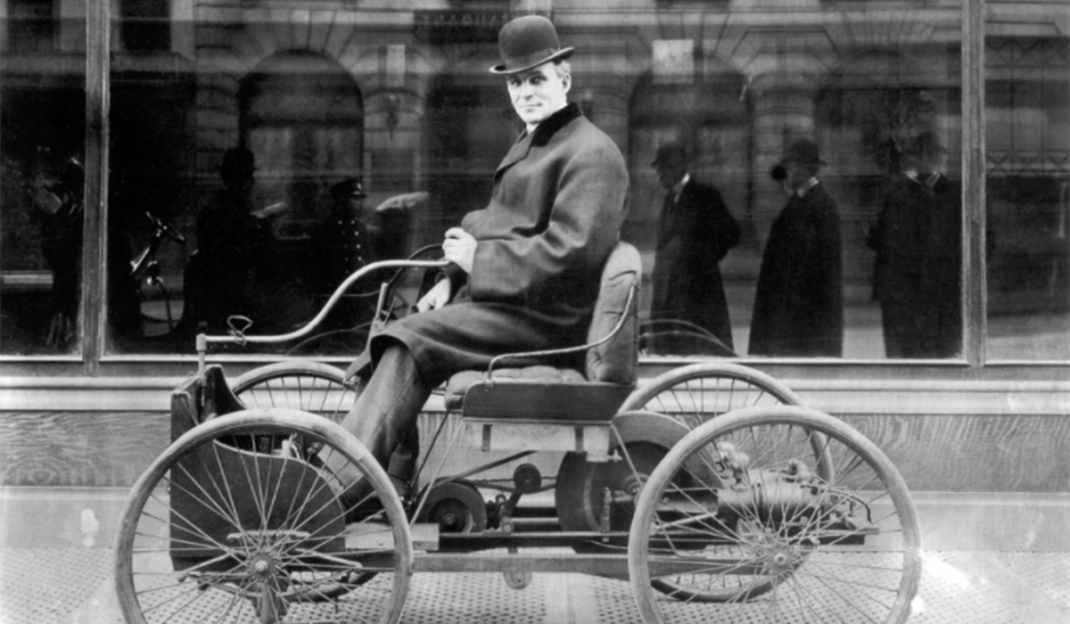 Henry Ford istuu ensimmäisessä suunnittelemassaan ja rakentamassaan autossa Ford Quadricyclessä vuonna 1896 (Wikipedia).