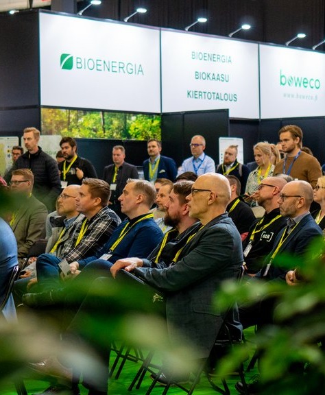 Kuva edellisten Energiamessujen ohjelmalavan täydestä katsomosta, päivät täynnä kiinnostavaa ohjelmaa.